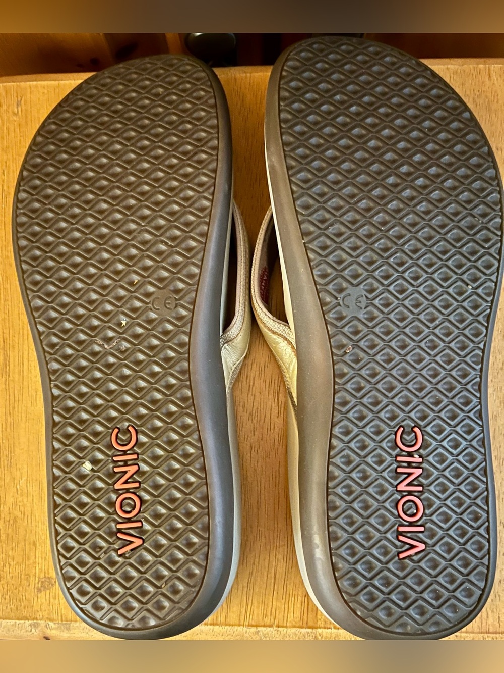 Vionic Women's Gold and Beige Slide /Flip Flop Sandal. Size 9 - Picture 4 of 5